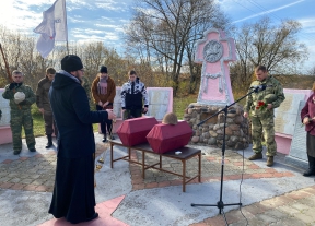20 октября в Апальково были перезахоронены останки двух красноармейцев